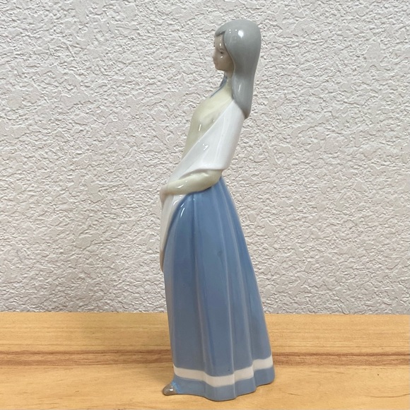Vintage REX Valencia Hummelwerk Blue/White Porcelain Lady Pouch & Shawl Figurine - Picture 4 of 12